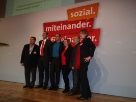 An einem Strang für Schwaben: (von links) Herbert Woerlein - Augsburg-Land, Christof Schmid - Donau-Ries, Pascal Lechler - Ostallgäu, Katharina Schrader - Oberallgäu, Karl-Heinz Brunner - Neu-Ulm und Ulrike Bahr - Augsburg-Stadt