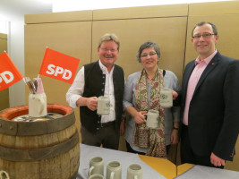 Anstoßen - MdL Dr. Paul Wengert, Catrin Riedl, Pascal Lechler