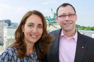 Staatsministerin bei der Bundeskanzlerin und Stv. Vorsitzende der SPD Aydan Özoğuz mit Pascal Lechler (Bild: Copyright by Christian Kiel)