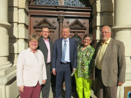 Vor dem Rathaus: MdL Ilona Deckwerth, Pascal Lechler, OB Dr. Ulrich Maly, Catrin Riedl und Ralf Nahm