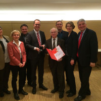 Auf dem Bild sind zu sehen: Catrin Riedl, Karin Wehle-Hausmann, Oberbürgermeister Stefan Bosse, MdL und Fraktionschef Markus Rinderspacher, MdL a.D. Martin Geiser, Pascal Lechler, MdB Ulrike Bahr und MdL Harald Güller