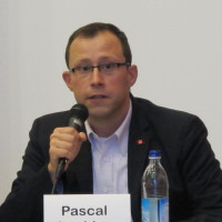 Pascal Lechler auf einem Podium zur Bundestagswahl